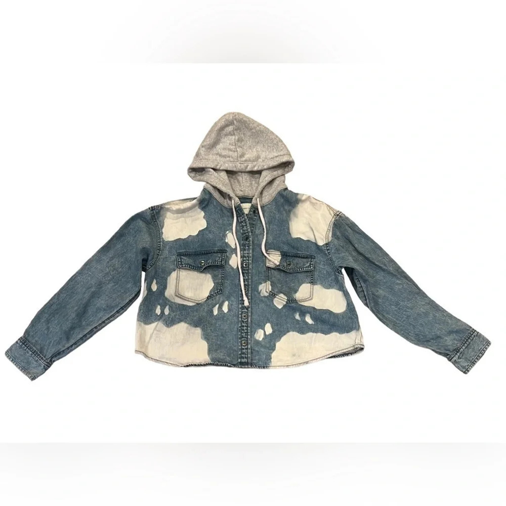 American eagle 
Denim hooded jacket 
Size med 
Pit to pit 22”
Length 20 1/2”